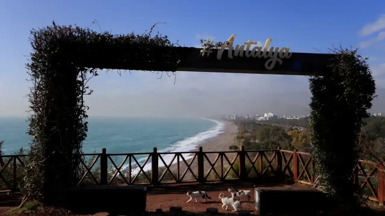 Günlerdir Süren Sağanak Yağış Sonrası Antalyalılar Sahile Akın Etti 1